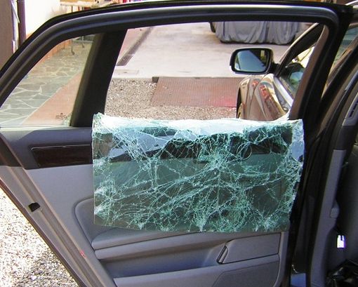 Gaglianico: Ladri rubano un'autoradio Gaglianico: Ladri rubano un'autoradio