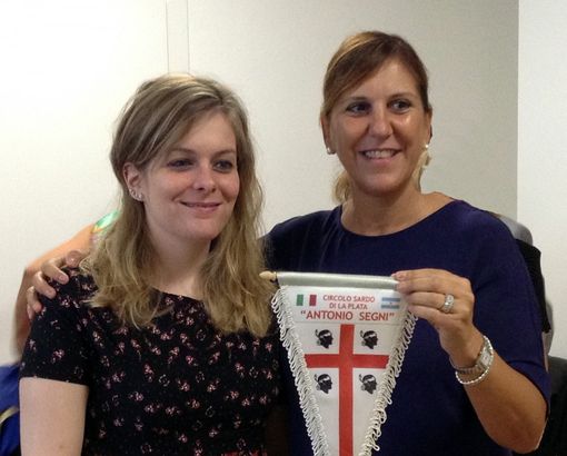 L’assessore regionale Alessandra Zedda e Maria Victoria Llantada Signorini, presidente del Circolo “Antonio Segni” di La Plata L’assessore regionale Alessandra Zedda e Maria Victoria Llantada Signorini, presidente del Circolo “Antonio Segni” di La Plata