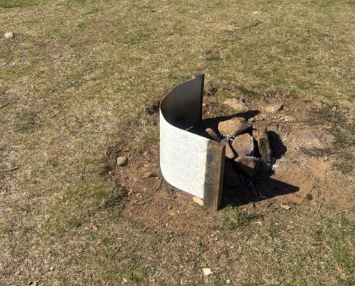 Vandali in alta Valsessera, distrutti i cartelli informativi della chiesetta alpina dell’Alpe Noveis per accendere un braciere (foto di ANA Valsesiana)