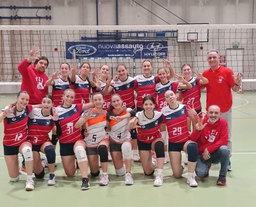 Volley: Il "Regalo di Natale" è Bianco-Rosso: L'Occhieppese si aggiudica il Derby contro Tollegno in Prima Divisione Volley: Il "Regalo di Natale" è Bianco-Rosso: L'Occhieppese si aggiudica il Derby contro Tollegno in Prima Divisione