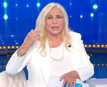 Domenica In, Mara Venier: "Dopo la trasmissione, intervento per maculopatia"