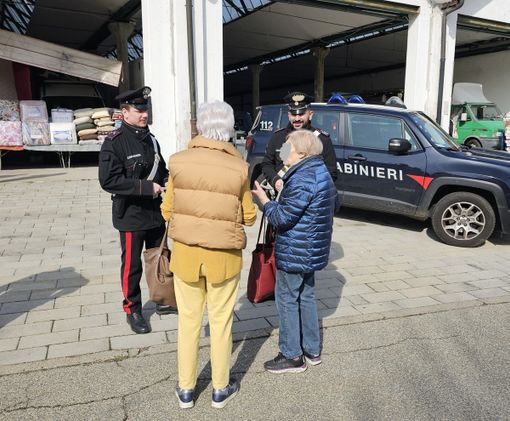 Coggiola, i Carabinieri in piazza contro truffe e borseggi. Coggiola, i Carabinieri in piazza contro truffe e borseggi.