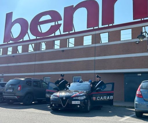 Rubano cosmetici e profumi di lusso con borse "schermate", 2 persone accusate di furto aggravato Rubano cosmetici e profumi di lusso con borse "schermate", 2 persone accusate di furto aggravato