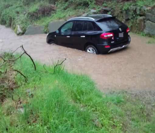 Una delle auto presso la vasca di laminazione sul rio Romioglio