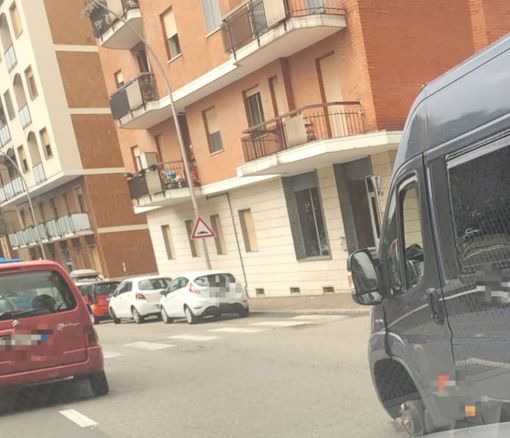 Biella, furgone perde una ruota in via Carso, nessun ferito