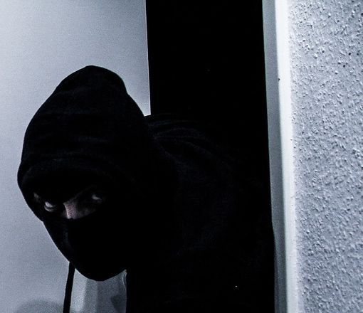 Candelo, ladri in azione in un'abitazione