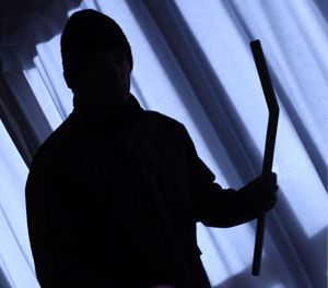 Sorprende in casa i ladri che lo minacciano prima di fuggire Sorprende in casa i ladri che lo minacciano prima di fuggire