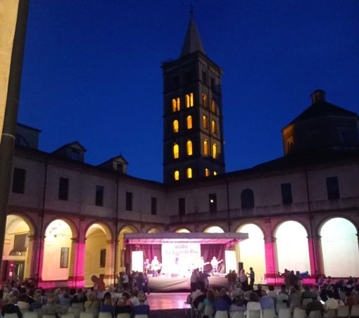 Ferragosto stellato al Chiostro di San Sebastiano con "Roby e La Torpedo Blu" Ferragosto stellato al Chiostro di San Sebastiano con "Roby e La Torpedo Blu"