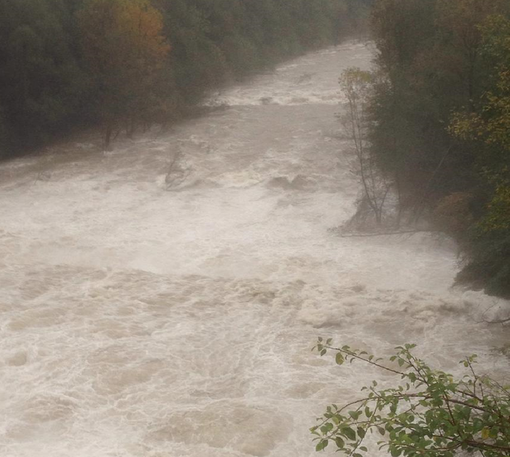 Massi sulla Biella Piedicavallo e il Cervo ingrossato preoccupano i residenti VIDEO Massi sulla Biella Piedicavallo e il Cervo ingrossato preoccupano i residenti VIDEO