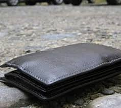 Trova in un fosso un portafoglio con settecento euro in contanti e lo riconsegna