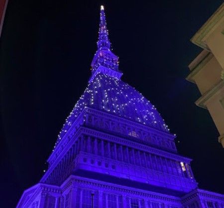 Giornata internazionale delle Lingue dei Segni, monumenti e palazzi si illuminano di blu