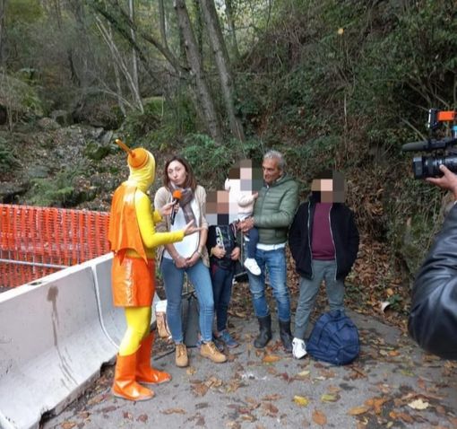 Il ponte sul Rio Cino di Pralungo ieri sera a Striscia con Capitan Ventosa