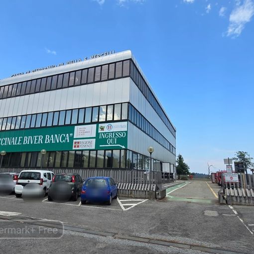 Cerruti da demolire, bimbi all'ex sede Biverbanca di via Carso