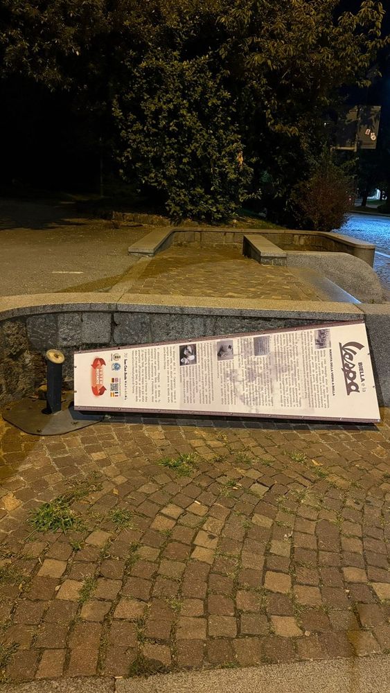 Biella, abbattuto il totem dedicato alla Vespa in via Lamarmora.