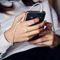 Sempre con il cellulare in mano: quando l’abitudine diventa dipendenza Sempre con il cellulare in mano: quando l’abitudine diventa dipendenza