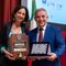 Ivo Bonato premiato a Montecitorio: il reporter biellese riceve lo Standout Award. Nella foto con la giornalista Lucia Goracci