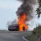 Auto in fiamme sulla strada del Tracciolino VIDEO