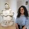 Maria Grazia Hussain Tedde accanto alla scultura "La Madre dell'ucciso" di Francesco Ciusa, unica versione marmorea firmata dall'artista, custodita presso il Museo delle Migrazioni, Cammini e Storie di Popoli di Pettinengo.