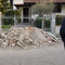 Lite tra vicini a Cossato: scarica macerie davanti a un'abitazione - Immagine generata con ia