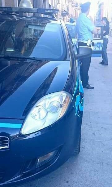 All'uscita della casa che stava svaligiando trova gli agenti della penitenziaria