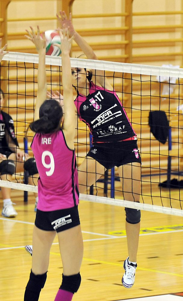 Una schiacciata di Elisa Ferraro (Infa) contrastata da Irene Zecchini (Negro Servizi)