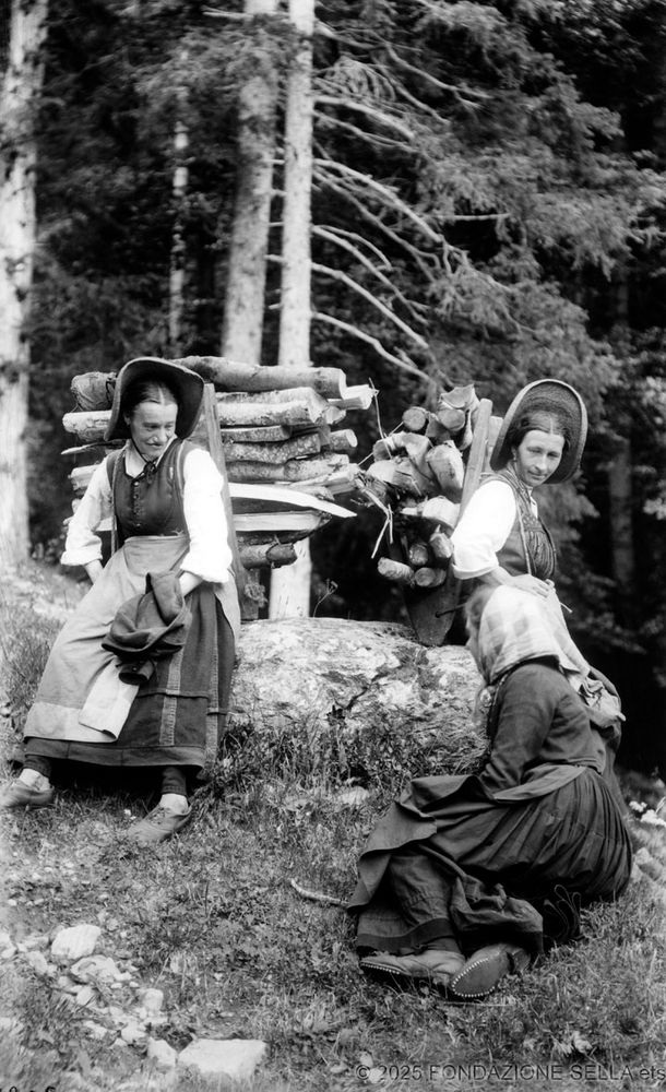Cultura walser nelle foto d'archivio: donne al lavoro in abiti d'epoca - Copyright Fondazione Sella 2025.