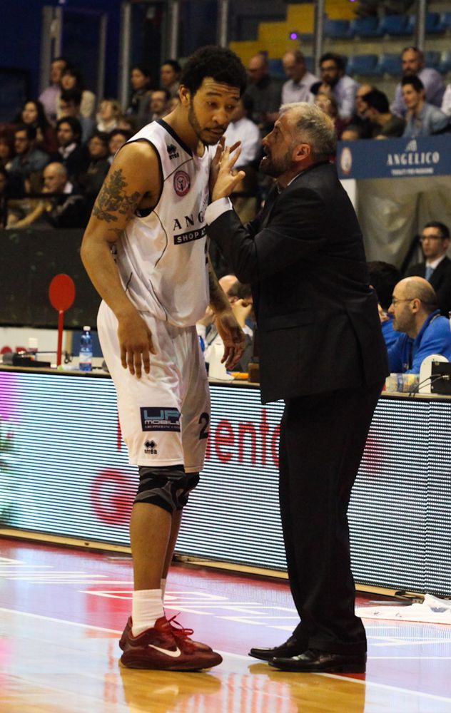 Basket - Damian Hollis va a Cantù