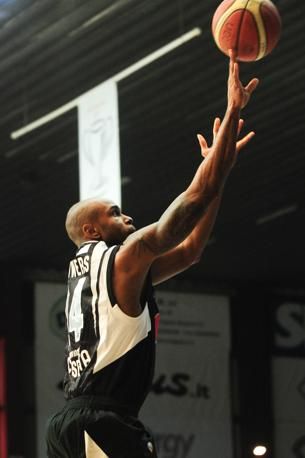 Tim Bowers con i colori della JuveCaserta (foto Corriere del Mezzogiorno) Tim Bowers con i colori della JuveCaserta (foto Corriere del Mezzogiorno)