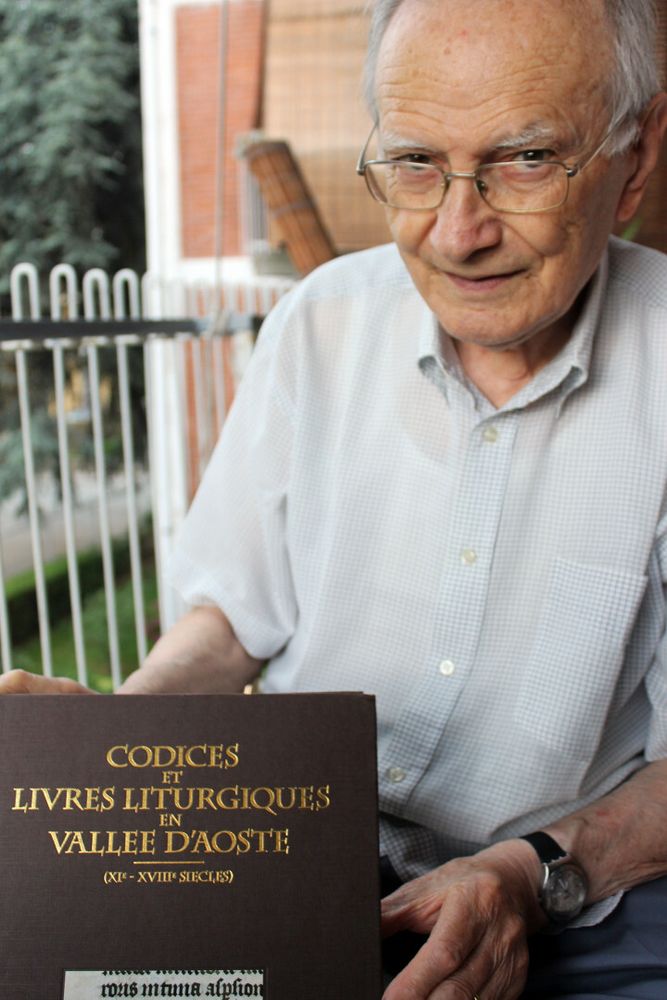 Mario Coda mentre presenta suoi codici miniati per la rubrica di Su Nuraghe