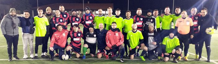 Nell’immagine, “Su Nuraghe Calcio Biella”e “Pettinengo A.S. 1970” prima della partita; brindisi negli spogliatoi. Nell’immagine, “Su Nuraghe Calcio Biella”e “Pettinengo A.S. 1970” prima della partita; brindisi negli spogliatoi.