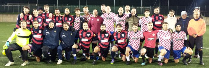 Le rose di Su Nuraghe Calcio Biella e Pizza Flash immortalate insieme prima del fischio d'inizio della contesa.
