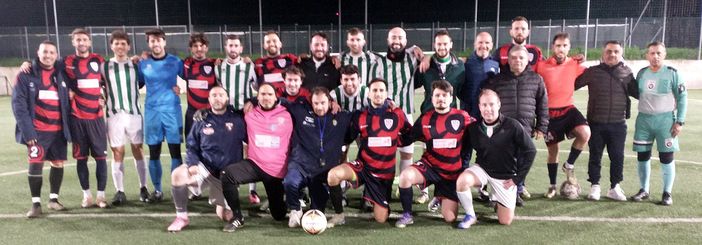 Le due squadre ritratte prima del calcio d’inizio. Le due squadre ritratte prima del calcio d’inizio.