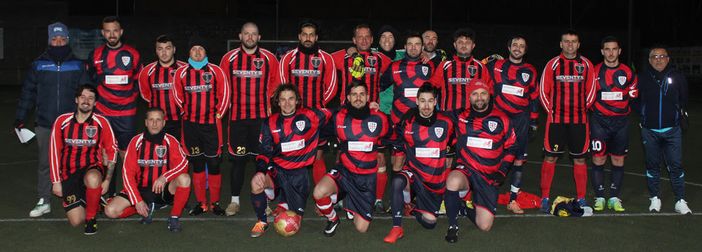 Nell’immagine, le formazioni “Su Nuraghe Calcio Biella” e “Sporting Club Cossato” Nell’immagine, le formazioni “Su Nuraghe Calcio Biella” e “Sporting Club Cossato”