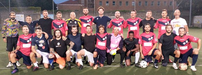 Nell’immagine, le formazioni “Su Nuraghe Calcio Biella” e “Team Gomme Ronco” Nell’immagine, le formazioni “Su Nuraghe Calcio Biella” e “Team Gomme Ronco”