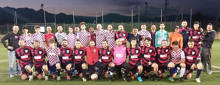 “Su Nuraghe Calcio Biella” e “Pizza Flash” prima della partita.