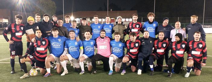Le formazioni di Su Nuraghe Calcio Biella e Inazuma Seven immortalate insieme prima del fischio d'inizio della contesa