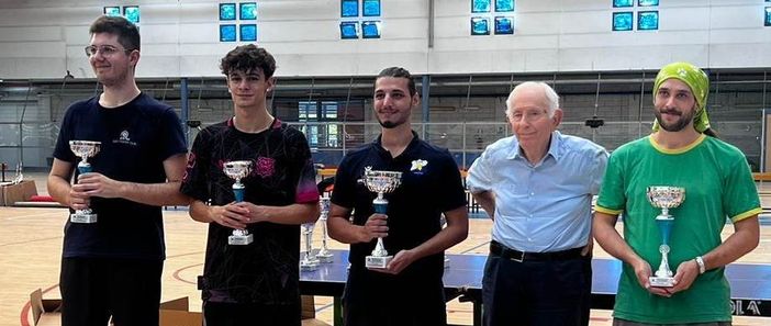 Matteo Passaro (secondo da sinistra), protagonista al Torneo di Grugliasco - Foto TT Biella Matteo Passaro (secondo da sinistra), protagonista al Torneo di Grugliasco - Foto TT Biella