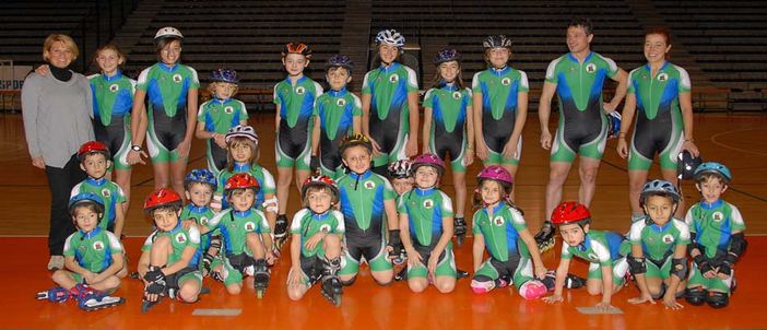 I pattinatori della società La Marmora con la direttrice tecnica Paola Buzzo