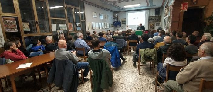 Un momento dell’affollata terza serata del corso di apicoltura, segnata da un vivo interesse per le innovazioni tecniche del comparto