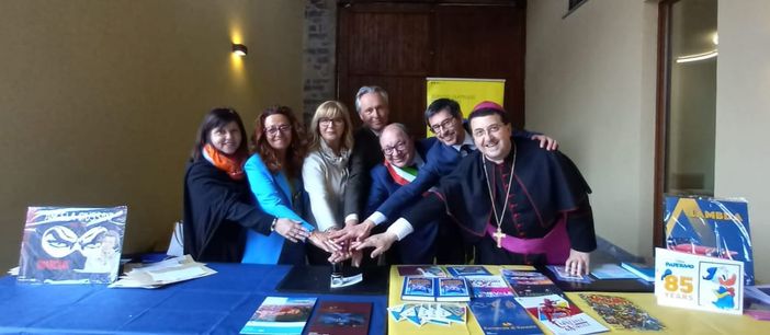 Nella foto il Vescovo Roberto Farinella, Andrea Quaregna, Claudio Corradino, Franco Ferraris, Donata Fabiano, Tiziana Zublena, Cinzia Cattarinussi Nella foto il Vescovo Roberto Farinella, Andrea Quaregna, Claudio Corradino, Franco Ferraris, Donata Fabiano, Tiziana Zublena, Cinzia Cattarinussi