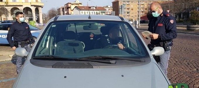 Controlli di una pattuglia della Squadra Volante della Polizia Controlli di una pattuglia della Squadra Volante della Polizia