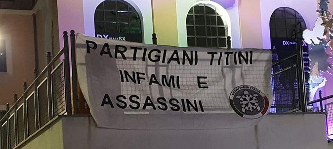 Lo striscione di Casapound "Partigiani titini infami e assassini" anche a Biella Lo striscione di Casapound "Partigiani titini infami e assassini" anche a Biella
