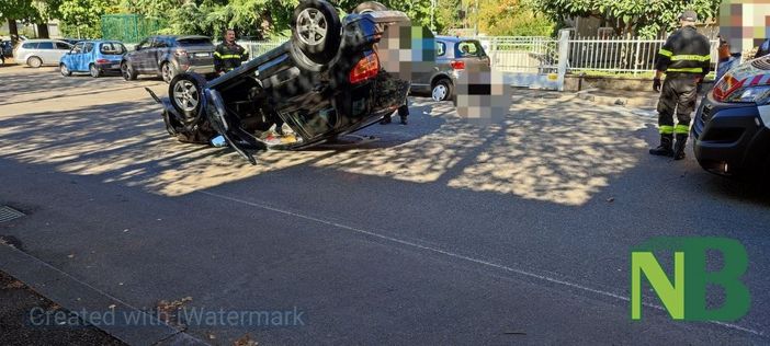 Biella: incidente in via Addis Abeba, auto ribaltata conducente in ospedale Biella: incidente in via Addis Abeba, auto ribaltata conducente in ospedale