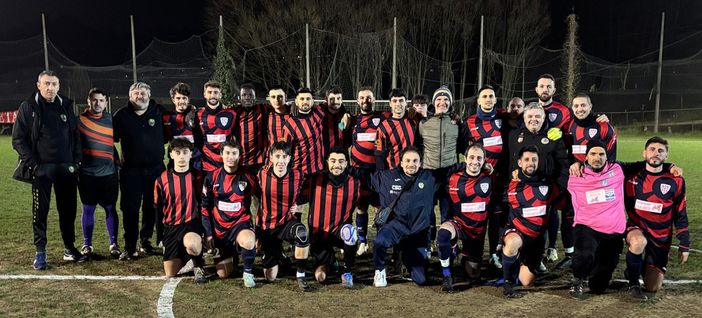 Formazioni di “Su Nuraghe Calcio Biella” e “Oremo NVP” ritratte insieme prima del fischio d’inizio.
