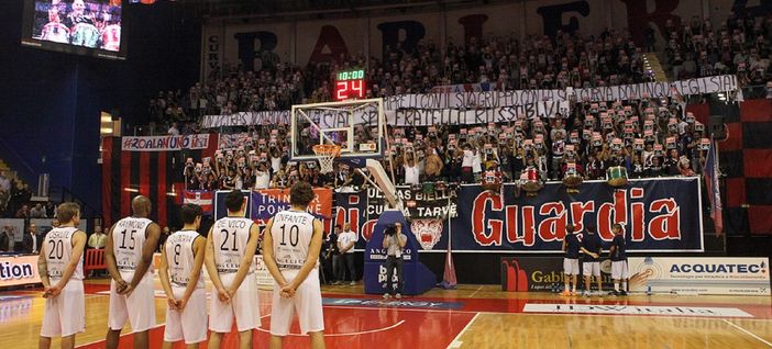 La commozione del Palaforum per l'ultimo saluto a Spia FOTOGALLERY