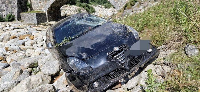 Piedicavallo, auto finisce fuori strada nel torrente Cervo FOTO