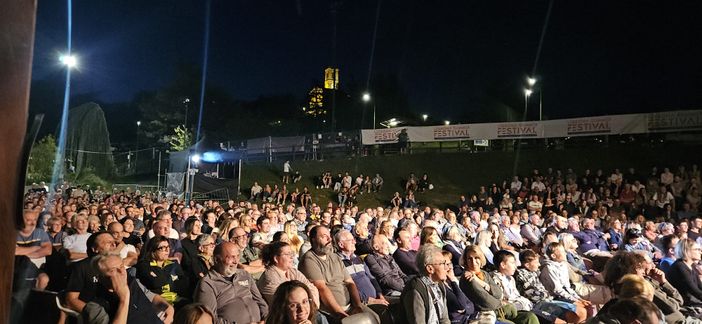 Successo straordinario al Lessona Summer Festival: in scena il cabaret Successo straordinario al Lessona Summer Festival: in scena il cabaret
