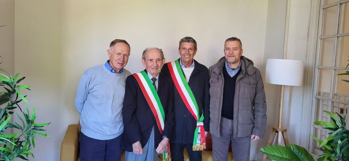 Gli auguri dell'amministrazione all'ex sindaco Falchero per i suoi 100 anni FOTO