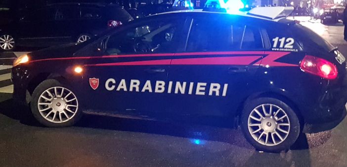 Torna a casa, e trova un uomo che dorme davanti alla sua porta Torna a casa, e trova un uomo che dorme davanti alla sua porta