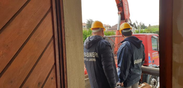 Contestata la violazione delle norme di sicurezza in cantiere edile. Nei guai due artigiani
